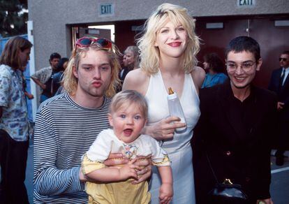 Kurt Cobain e Courtney Love mostram sua filha Frances Bean em companhia de Sinéad O'Connor na cerimônia de premiação da MTV Video Music em 1993.