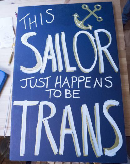 “Este marinheiro por acaso é trans”, diz o cartaz que Dremann levou na parada do orgulho gay.