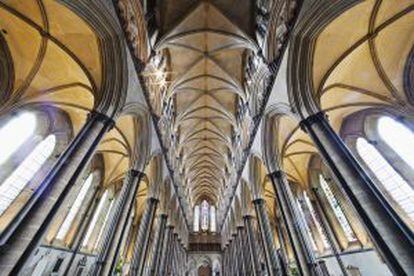 Interior da catedral de Salisbury (Reino Unido), onde se encontra um dos originais da Carta Magna que são conservados na atualidade.