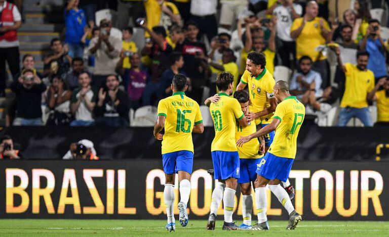 Renan Lodi, Paquetá, Marquinhos e Fabinho comemoram com Coutinho o segundo gol brasileiro.