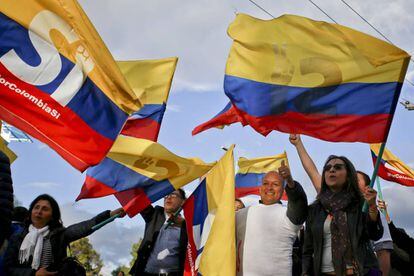 Colombianos comemoram o acordo de paz com as FARC.