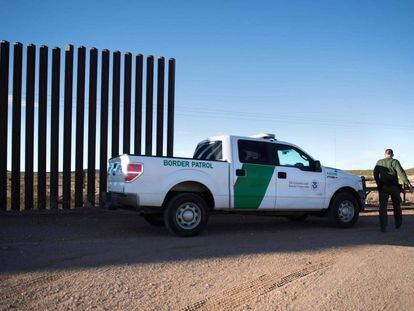 Uma patrulha norte-americana em um dos trechos do muro fronteiriço, em Columbus (Novo México).