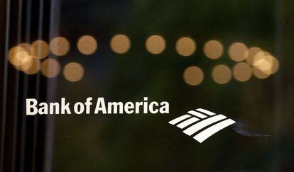 Logo do Bank of America na porta de uma sucursal.