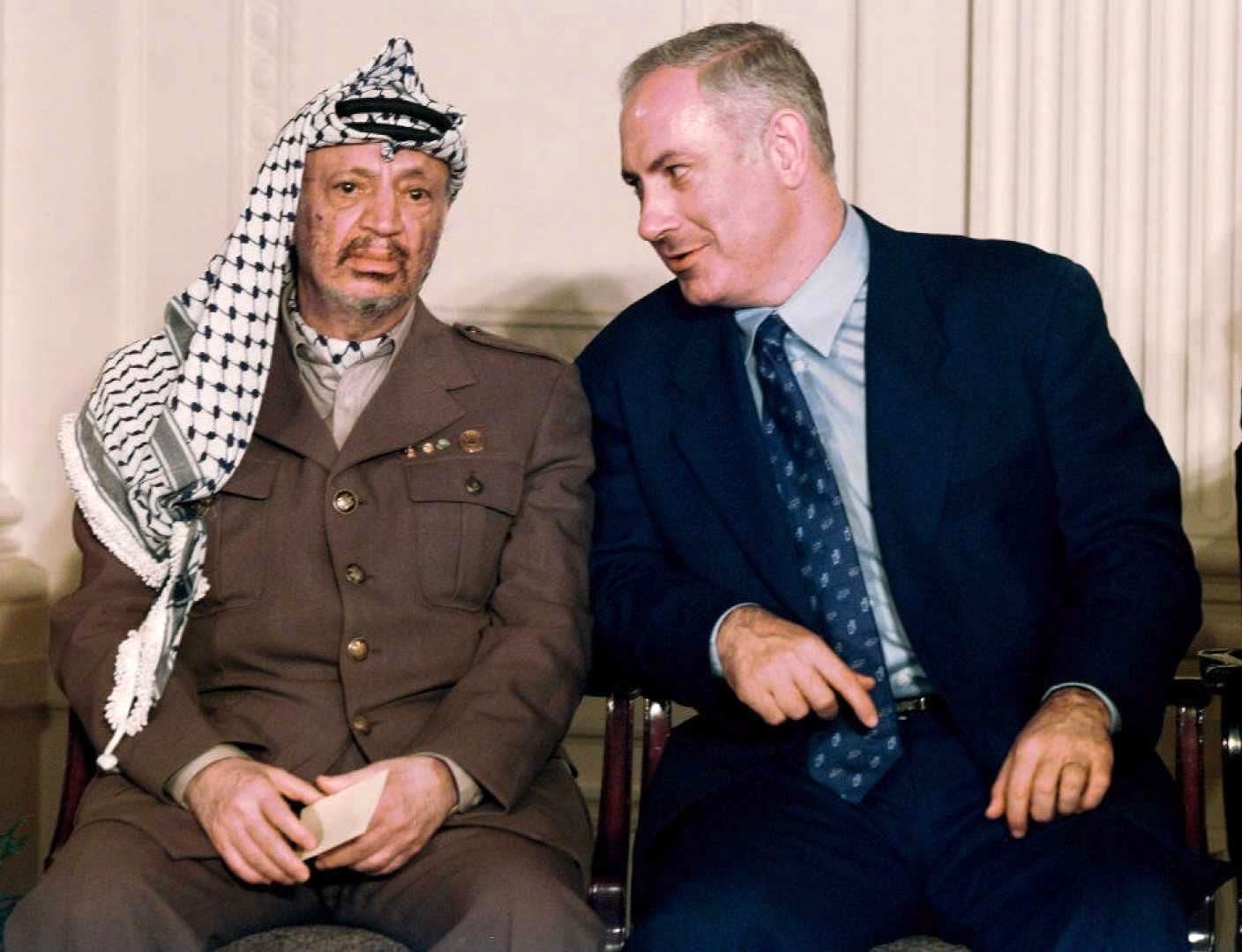 Benjamin Netanyahu com o líder palestino Yasser Arafat na Casa Branca em 1996. 