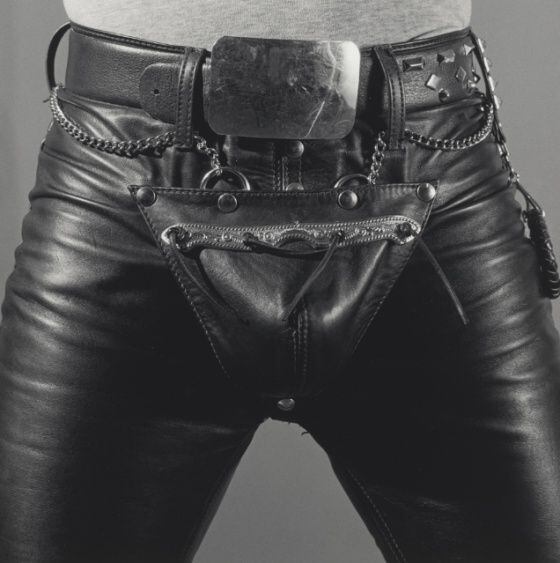 Robert Mapplethorpe, Leather Crotch (1980). Pode ser visto no MoMA, Museu de Arte Moderna de Nova York. 