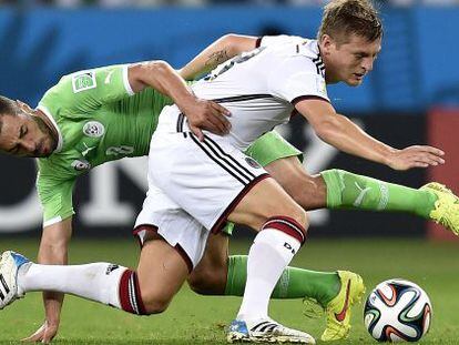 Kroos luta pela bola na partida contra a Argélia nas oitavas.