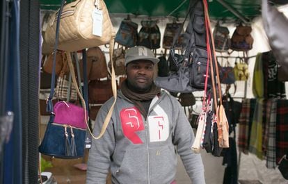 O senegalés Mahu Falhe, no mercado ambulante onde trabalha em Jerez. Ele é zagueiro do Alma da África.