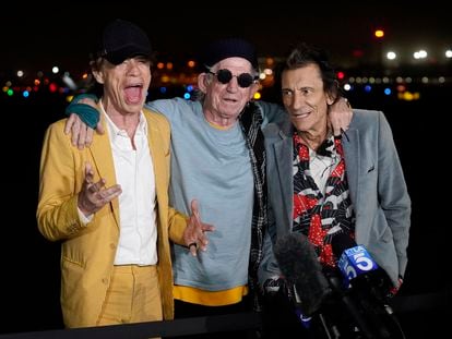 Da esquerda para a direita: Mick Jagger, Keith Richards e Ron Wood, dos Rolling Stones,no Hollywood Burbank Airport de Burbank, Califórnia, Estados Unidos, em 11 de outubro.