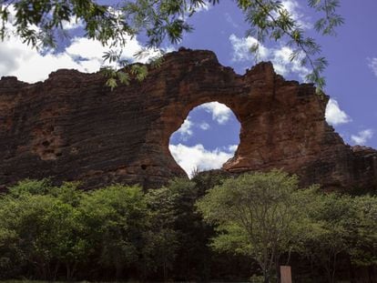 Pedra furada, símbolo do Parque Nacional da Serra da Capivara, declarado Patrimônio da Humanidade pela Unesco.