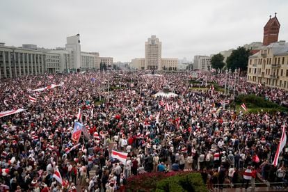Na imagem, milhares de manifestantes na praça da Independência em Minsk, no domingo.