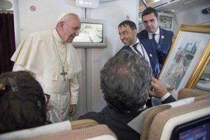 O papa Francisco no avião, encerrando sua visita a Abu Dhabi.