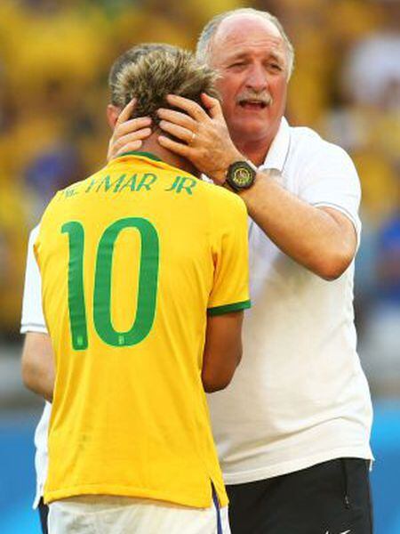 Felipão celebra com Neymar a vitória ante o Chile.