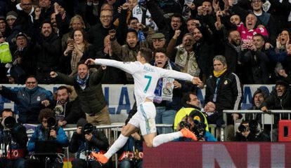 Cristiano Ronaldo comemora gol contra o PSG no Bernabéu.