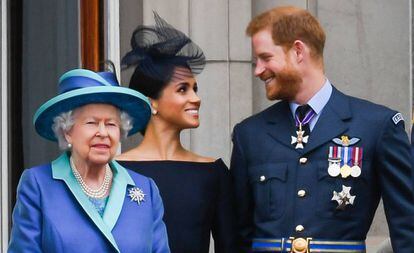 A rainha Elizabeth ||, Meghan Markle e o príncipe Harry, em julho do ano passado.
