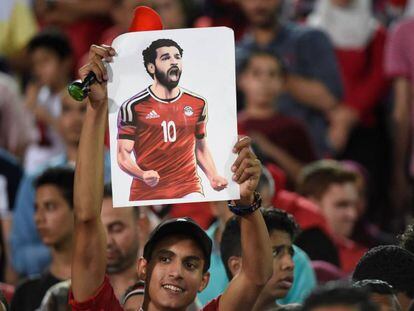 Torcedor egípcio ergue desenho de Salah em jogo da seleção.