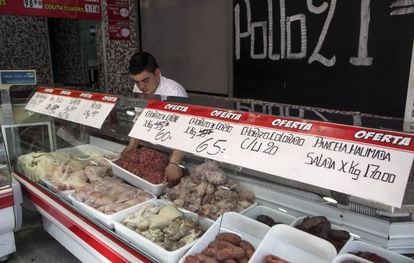Açougue em Buenos Aires exibe preços de antes e depois do aumento.