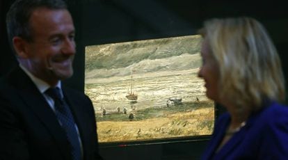 O diretor do Museu Van Gogh, Axel Rueger e a ministra holandesa de Cultura, Jet Bussemaker, com um dos quadros roubados de Van Gogh, nesta terça-feira.