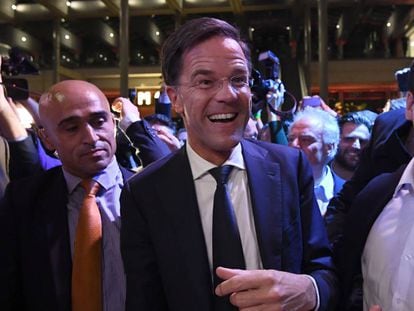 O primeiro-ministro Mark Rutte, ao chegar para fazer seu discurso de vit&oacute;ria, nesta quarta-feira. 