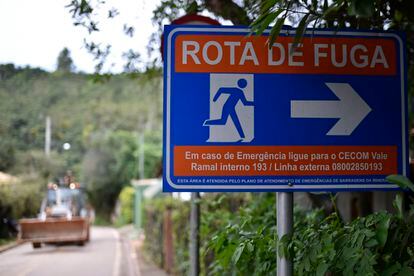 Placa em Macacos sinaliza a rota de fuga.