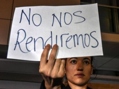 Colombiana protesta ao saber do resultado do referendo.