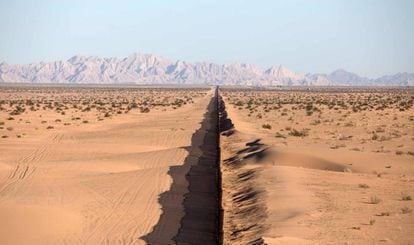 Muro que divide os EUA do M&eacute;xico, na regi&atilde;o de San Luis Rio Colorado, no nordeste mexicano. 