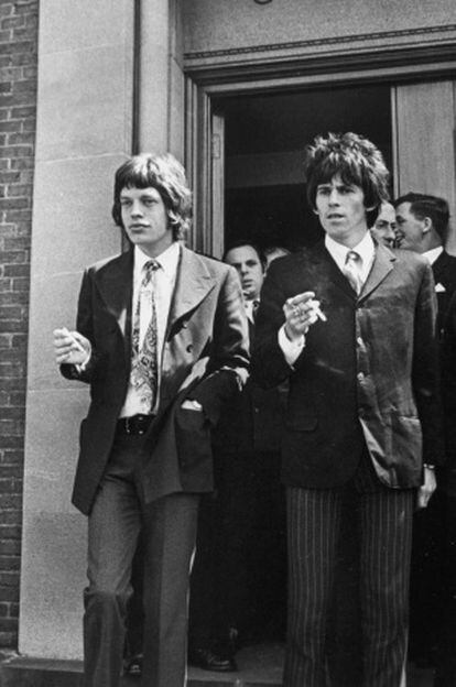 Mick Jagger e Keith Richards saindo do tribunal em 1967, acusados de posse de drogas.