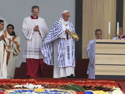O Papa oficia uma missa nesta terça-feira em Quito.