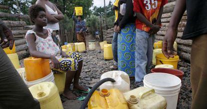 Várias pessoas coletam água em Copperbelt, no norte da Zâmbia.
