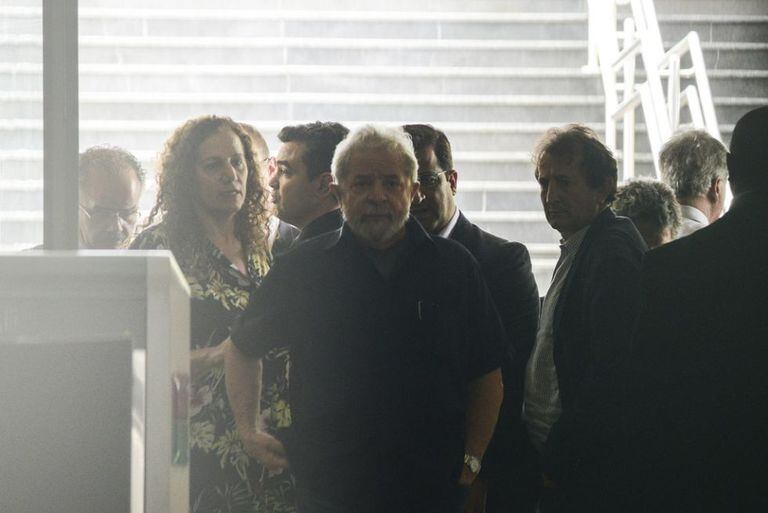 O ex-presidente deixa o aeroporto de Congonhas, em São Paulo.