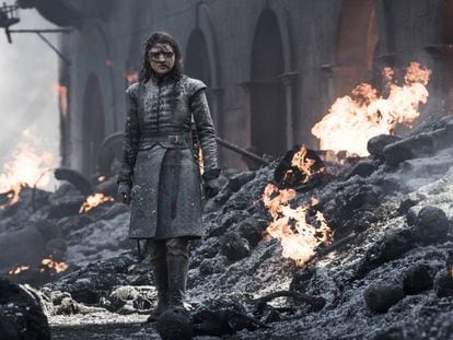 'Game of Thrones' conseguiu por seus méritos próprios ser considerada uma das melhores séries da última década. Entretanto, essa reputação não livrou a ficção da HBO de cometer falhas pouco discretas. Na imagem, Arya Stark no penúltimo capítulo.