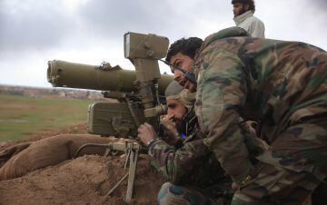 Combatentes pró-regime, nas proximidades de El Bab, na província de Alepo, ao norte do país.