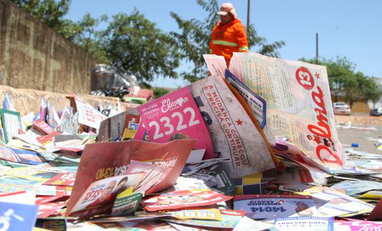 Gari limpa a rua um dia após o primeiro turno de 2014, em Brasília.