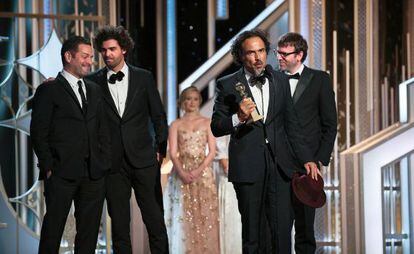 No Globo de Ouro, 'Birdman' conseguiu o prêmio de melhor ator de comédia, para Michael Keaton, e o melhor roteiro. Na imagem, Iñárritu recebe o prêmio junto a Nicolás Giacobone, Armando Bo e Alexander Dinelaris.