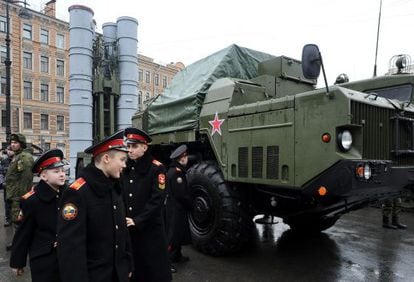 Grupo de cadetes junto a sistema antimísseis S-300 durante exibição militar em São Petersburgo nesta segunda-feira.
