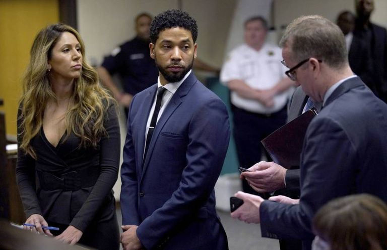 O ator Jussie Smollet acompanhado por sua advogada, Tina Glandian, em um tribunal em Chicago.