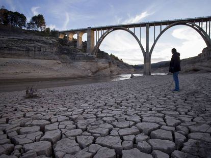 Solo rachado e seco no reservatório de Entrepeñas, no rio Tejo, em novembro.