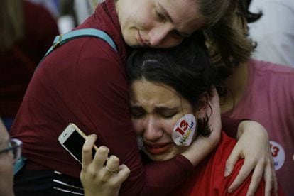 Militante do PT chora após a vitória de Bolsonaro, em 2018.
