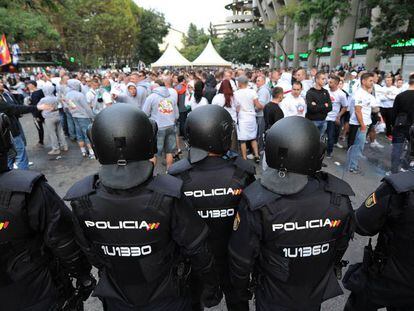 Polícia controla a torcida do Legia.