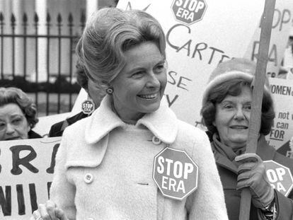 A ativista Phyllis Schlafly se manifestando contra a Emenda pela Igualdade de Direitos em frente à Casa Branca em 4 de fevereiro de 1977.