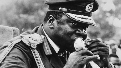 O ditador ugandense Idi Amin traça um franguinho.