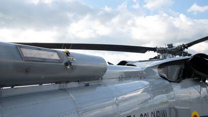 Marcas de bala no helicóptero por onde viajava Iván Duque, em imagem divulgada pela presidência da Colômbia.