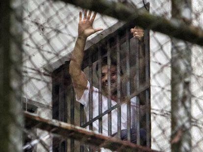 Leopoldo López acena de janela da prisão militar Ramo Verde, em Caracas.