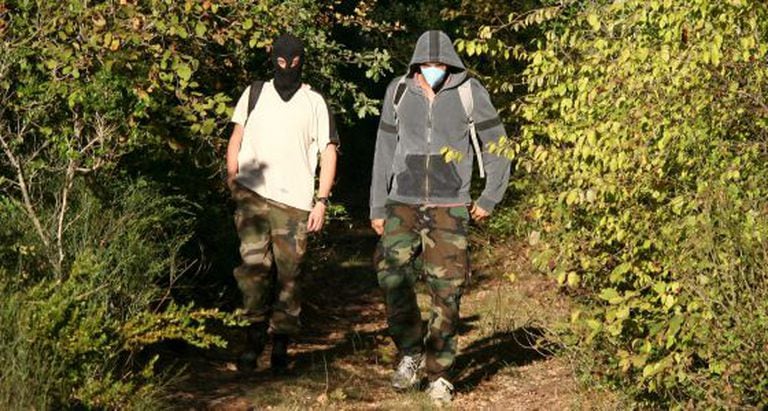 Dois policiais franceses saem de um zulo próximo a Montpellier.
