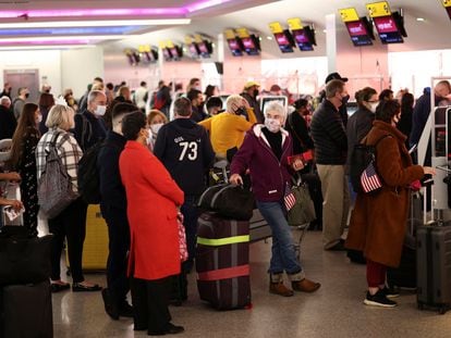 Passageiros no aeroporto de Heathrow, no Reino Unido.