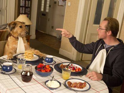 O ator Simon Peeg está fazendo uma coisa que desagrada seu cão no filme 'Absolutamente Impossível' (2015).
