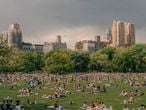 La explanada de Sheep Meadow, en el neoyorquino Central Park, repleta de gente que disfruta del fin de semana, el pasado 15 de mayo