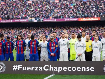 Jogadores do Barça e do Real homenageiam a Chape.