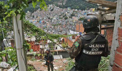 Soldados patrulham a favela da Rocinha.