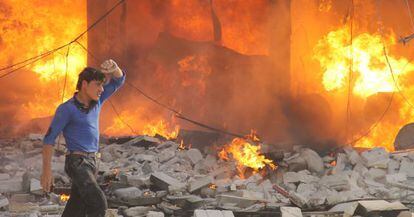 Homem junto a edifício bombardeado em Alepo.
