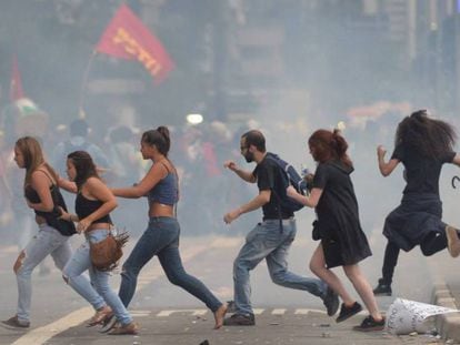 Manifestantes correm de bombas atiradas pela PM, em ato em 2016 em SP.